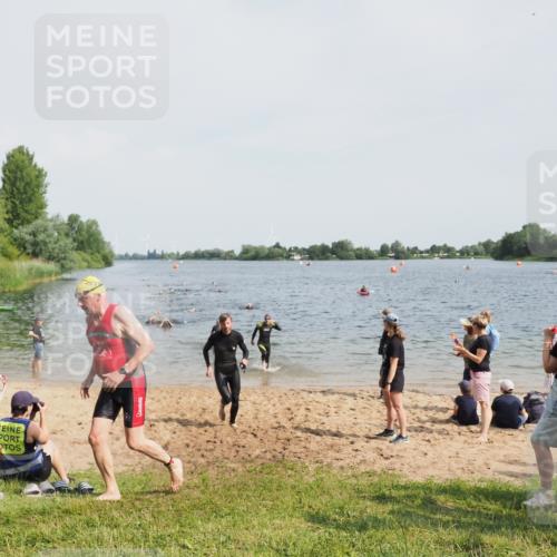 21.06.2025 - 27. Vierlanden-Triathlon MichiJ http://msf.ph/oto/8005779 15.06.2026 10:07:00 Schwimmen 131, 376, 396, 429, 462, 467 meine-sportfotos.de