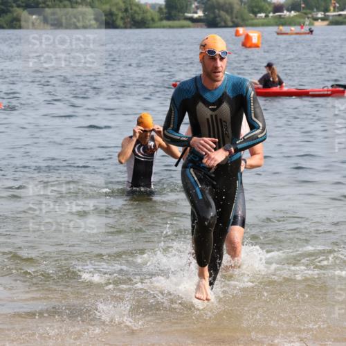 15.06.2025 - 27. Vierlanden-Triathlon Lena Gebhardt http://msf.ph/oto/8005791 15.06.2025 10:03:47 Schwimmen 377, 415, 425, 427, 432, 436, 439, 1398 meine-sportfotos.de