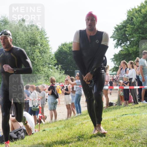 15.06.2025 - 27. Vierlanden-Triathlon KatJ http://msf.ph/oto/8005793 15.06.2025 10:04:46 Schwimmen 390, 404, 452 meine-sportfotos.de