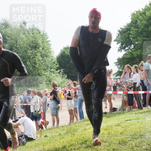15.06.2025 - 27. Vierlanden-Triathlon KatJ http://msf.ph/oto/8005802 15.06.2025 10:04:46 Schwimmen 390, 404, 452 meine-sportfotos.de