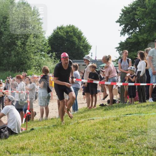 15.06.2025 - 27. Vierlanden-Triathlon KatJ http://msf.ph/oto/8005826 15.06.2025 10:04:54 Schwimmen 389, 390, 400 meine-sportfotos.de