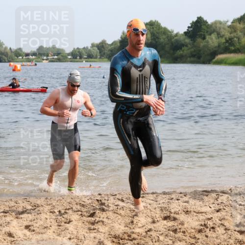 15.06.2025 - 27. Vierlanden-Triathlon Lena Gebhardt http://msf.ph/oto/8005828 15.06.2025 10:03:49 Schwimmen 377, 415, 425, 427, 432, 436, 439, 1398 meine-sportfotos.de