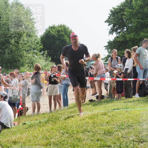 15.06.2025 - 27. Vierlanden-Triathlon KatJ http://msf.ph/oto/8005836 15.06.2025 10:04:55 Schwimmen 389, 400 meine-sportfotos.de