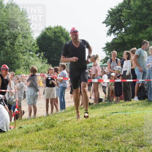 15.06.2025 - 27. Vierlanden-Triathlon KatJ http://msf.ph/oto/8005850 15.06.2025 10:04:55 Schwimmen 389, 400 meine-sportfotos.de