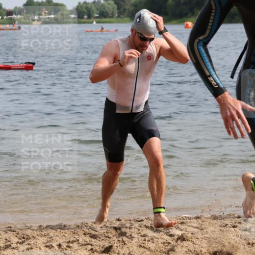 15.06.2025 - 27. Vierlanden-Triathlon Lena Gebhardt http://msf.ph/oto/8005855 15.06.2025 10:03:50 Schwimmen 377, 415, 425, 427, 432, 436, 439, 1398 meine-sportfotos.de