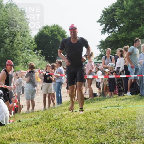15.06.2025 - 27. Vierlanden-Triathlon KatJ http://msf.ph/oto/8005857 15.06.2025 10:04:55 Schwimmen 389, 400 meine-sportfotos.de