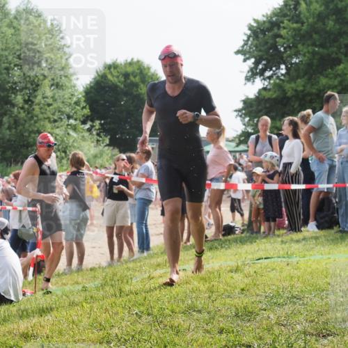 15.06.2025 - 27. Vierlanden-Triathlon KatJ http://msf.ph/oto/8005863 15.06.2025 10:04:55 Schwimmen 389, 400 meine-sportfotos.de