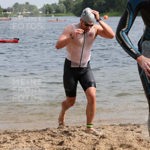 15.06.2025 - 27. Vierlanden-Triathlon Lena Gebhardt http://msf.ph/oto/8005867 15.06.2025 10:03:50 Schwimmen 377, 415, 425, 427, 432, 436, 439, 1398 meine-sportfotos.de