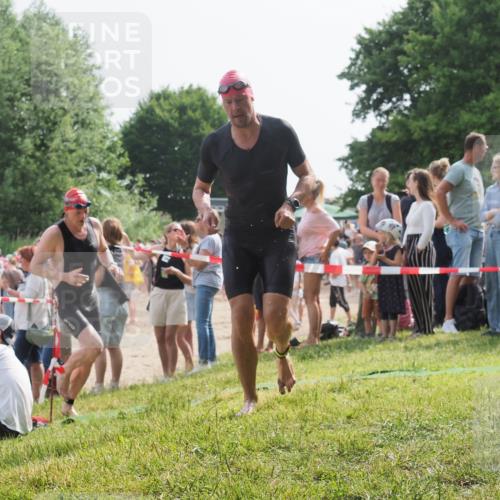 15.06.2025 - 27. Vierlanden-Triathlon KatJ http://msf.ph/oto/8005868 15.06.2025 10:04:55 Schwimmen 389, 400 meine-sportfotos.de