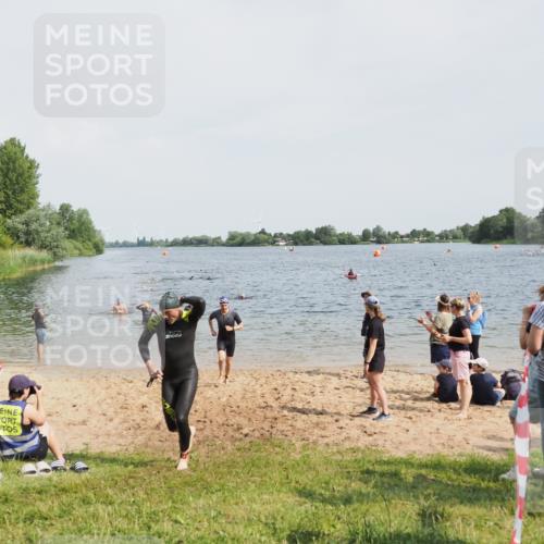 21.06.2025 - 27. Vierlanden-Triathlon MichiJ http://msf.ph/oto/8005870 15.06.2026 10:07:06 Schwimmen 131, 376, 429, 462 meine-sportfotos.de