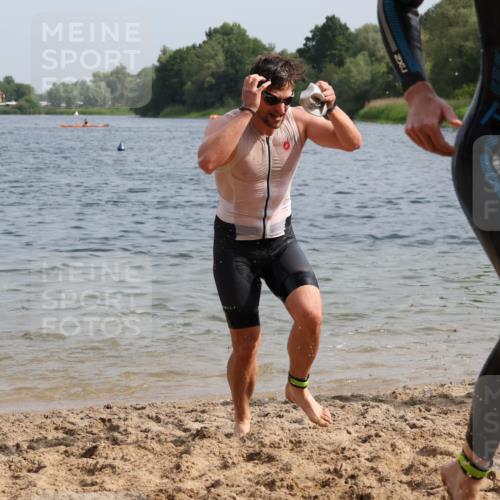 15.06.2025 - 27. Vierlanden-Triathlon Lena Gebhardt http://msf.ph/oto/8005877 15.06.2025 10:03:50 Schwimmen 377, 415, 425, 427, 432, 436, 439, 1398 meine-sportfotos.de