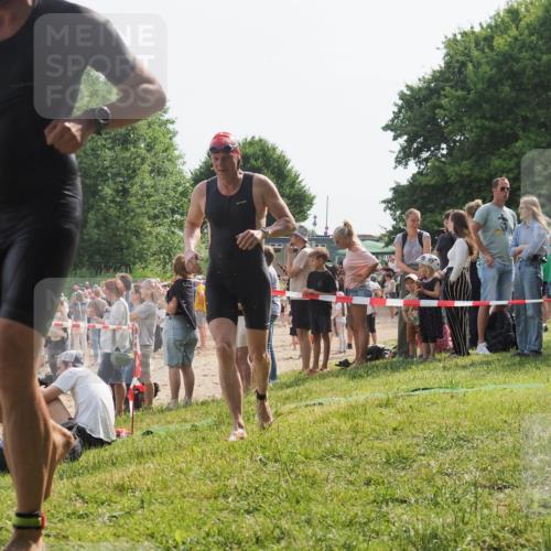 15.06.2025 - 27. Vierlanden-Triathlon KatJ http://msf.ph/oto/8005887 15.06.2025 10:04:57 Schwimmen 389, 400 meine-sportfotos.de