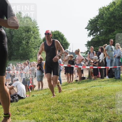 15.06.2025 - 27. Vierlanden-Triathlon KatJ http://msf.ph/oto/8005891 15.06.2025 10:04:57 Schwimmen 389, 400 meine-sportfotos.de