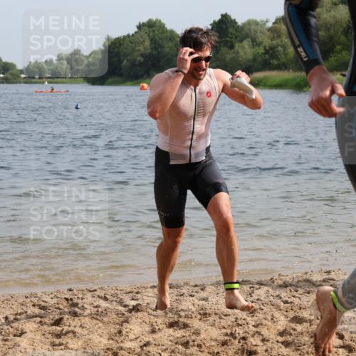 15.06.2025 - 27. Vierlanden-Triathlon Lena Gebhardt http://msf.ph/oto/8005892 15.06.2025 10:03:50 Schwimmen 377, 415, 425, 427, 432, 436, 439, 1398 meine-sportfotos.de