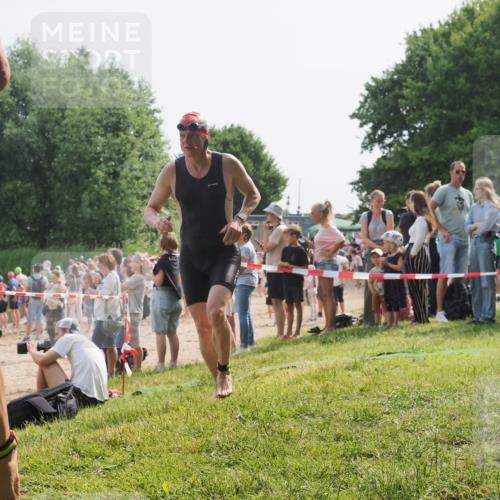 15.06.2025 - 27. Vierlanden-Triathlon KatJ http://msf.ph/oto/8005898 15.06.2025 10:04:57 Schwimmen 389, 400 meine-sportfotos.de
