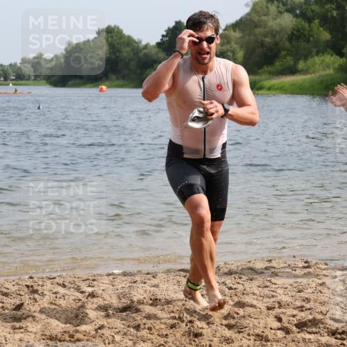 15.06.2025 - 27. Vierlanden-Triathlon Lena Gebhardt http://msf.ph/oto/8005904 15.06.2025 10:03:51 Schwimmen 377, 415, 427, 436, 439, 1398 meine-sportfotos.de