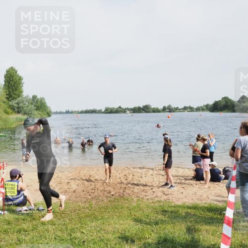 21.06.2025 - 27. Vierlanden-Triathlon MichiJ http://msf.ph/oto/8005905 15.06.2026 10:07:07 Schwimmen 131, 376, 462 meine-sportfotos.de