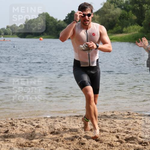 15.06.2025 - 27. Vierlanden-Triathlon Lena Gebhardt http://msf.ph/oto/8005915 15.06.2025 10:03:51 Schwimmen 377, 415, 427, 436, 439, 1398 meine-sportfotos.de