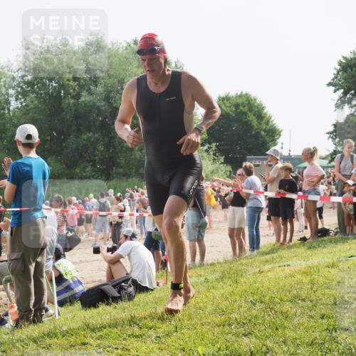 15.06.2025 - 27. Vierlanden-Triathlon KatJ http://msf.ph/oto/8005926 15.06.2025 10:04:58 Schwimmen 389, 400 meine-sportfotos.de