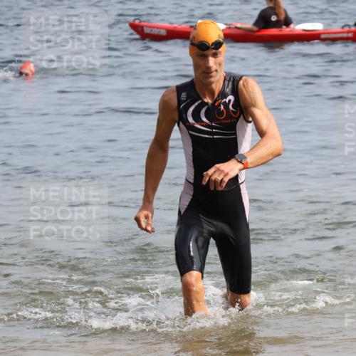 15.06.2025 - 27. Vierlanden-Triathlon Lena Gebhardt http://msf.ph/oto/8005927 15.06.2025 10:03:52 Schwimmen 415, 427, 436, 439, 1398 meine-sportfotos.de