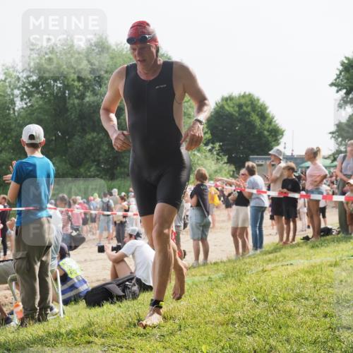 15.06.2025 - 27. Vierlanden-Triathlon KatJ http://msf.ph/oto/8005934 15.06.2025 10:04:58 Schwimmen 389, 400 meine-sportfotos.de