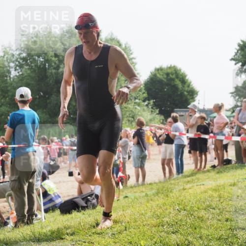15.06.2025 - 27. Vierlanden-Triathlon KatJ http://msf.ph/oto/8005939 15.06.2025 10:04:58 Schwimmen 389, 400 meine-sportfotos.de
