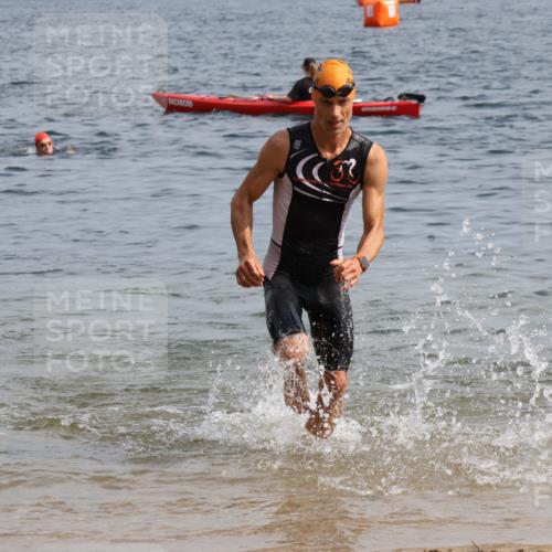 15.06.2025 - 27. Vierlanden-Triathlon Lena Gebhardt http://msf.ph/oto/8005944 15.06.2025 10:03:53 Schwimmen 415, 427, 436, 439, 1398 meine-sportfotos.de