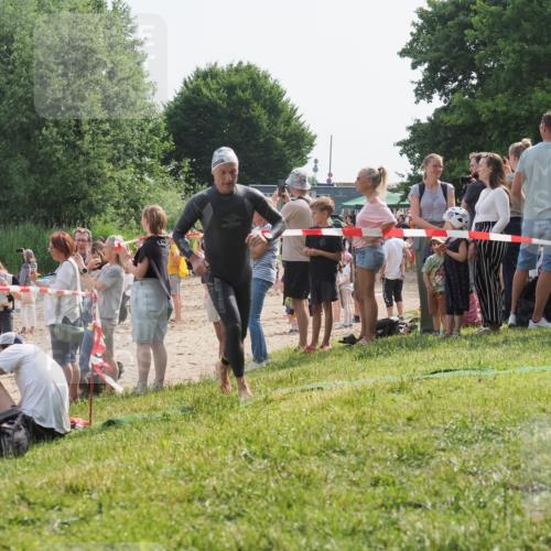 15.06.2025 - 27. Vierlanden-Triathlon KatJ http://msf.ph/oto/8005952 15.06.2025 10:05:07 Schwimmen 412 meine-sportfotos.de
