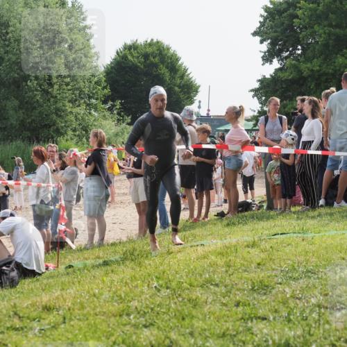 15.06.2025 - 27. Vierlanden-Triathlon KatJ http://msf.ph/oto/8005965 15.06.2025 10:05:08 Schwimmen 412, 422 meine-sportfotos.de