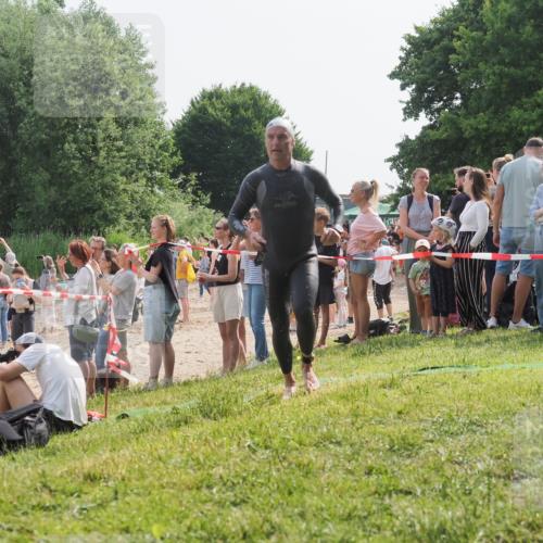 15.06.2025 - 27. Vierlanden-Triathlon KatJ http://msf.ph/oto/8005974 15.06.2025 10:05:08 Schwimmen 412, 422 meine-sportfotos.de