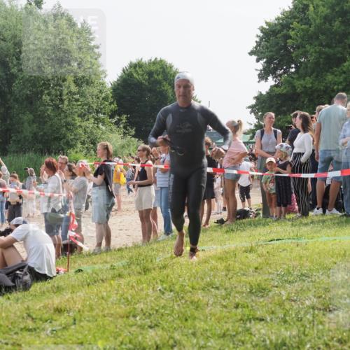 15.06.2025 - 27. Vierlanden-Triathlon KatJ http://msf.ph/oto/8005985 15.06.2025 10:05:08 Schwimmen 412, 422 meine-sportfotos.de