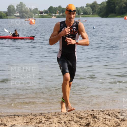 15.06.2025 - 27. Vierlanden-Triathlon Lena Gebhardt http://msf.ph/oto/8005988 15.06.2025 10:03:54 Schwimmen 415, 427, 436, 1398 meine-sportfotos.de