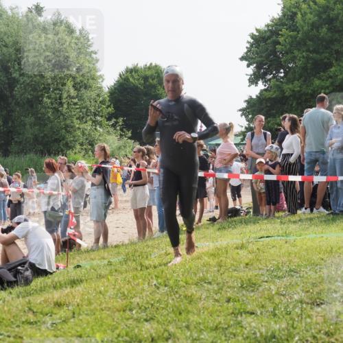 15.06.2025 - 27. Vierlanden-Triathlon KatJ http://msf.ph/oto/8005999 15.06.2025 10:05:09 Schwimmen 412, 422 meine-sportfotos.de