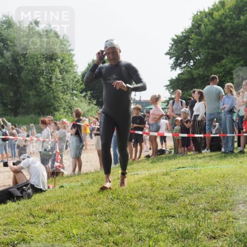 15.06.2025 - 27. Vierlanden-Triathlon KatJ http://msf.ph/oto/8006005 15.06.2025 10:05:09 Schwimmen 412, 422 meine-sportfotos.de