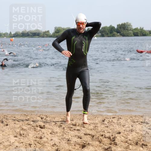 15.06.2025 - 27. Vierlanden-Triathlon Lena Gebhardt http://msf.ph/oto/8006009 15.06.2025 10:03:56 Schwimmen 415, 427, 436, 1398 meine-sportfotos.de