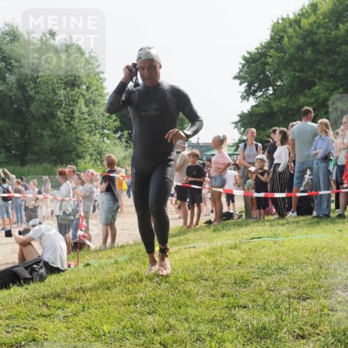 15.06.2025 - 27. Vierlanden-Triathlon KatJ http://msf.ph/oto/8006022 15.06.2025 10:05:09 Schwimmen 412, 422 meine-sportfotos.de