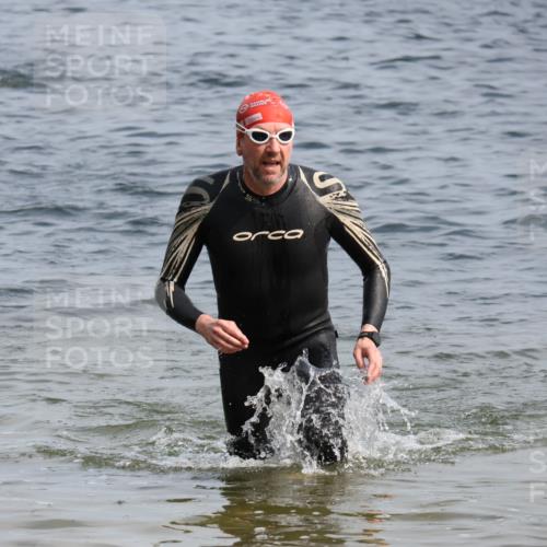 15.06.2025 - 27. Vierlanden-Triathlon Lena Gebhardt http://msf.ph/oto/8006047 15.06.2025 10:04:05 Schwimmen 411, 415, 427 meine-sportfotos.de