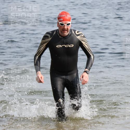 15.06.2025 - 27. Vierlanden-Triathlon Lena Gebhardt http://msf.ph/oto/8006058 15.06.2025 10:04:07 Schwimmen 411, 415, 453, 464 meine-sportfotos.de