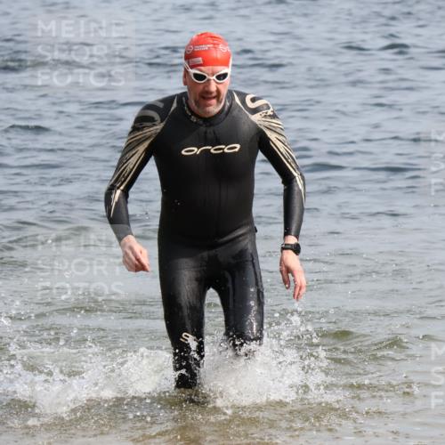 15.06.2025 - 27. Vierlanden-Triathlon Lena Gebhardt http://msf.ph/oto/8006063 15.06.2025 10:04:07 Schwimmen 411, 415, 453, 464 meine-sportfotos.de