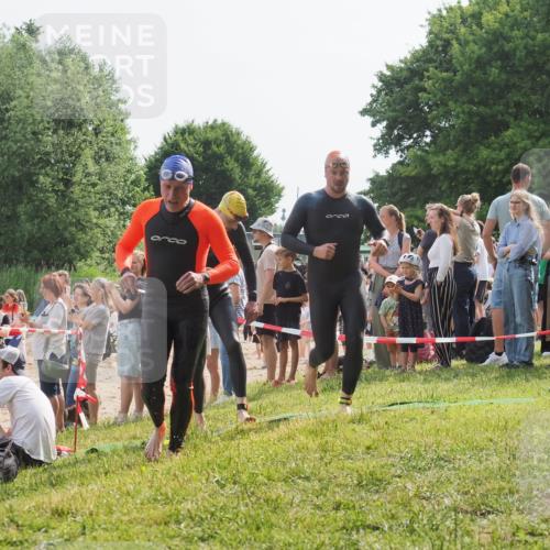 15.06.2025 - 27. Vierlanden-Triathlon KatJ http://msf.ph/oto/8006106 15.06.2025 10:05:17 Schwimmen 364, 382, 384, 402, 412, 422 meine-sportfotos.de