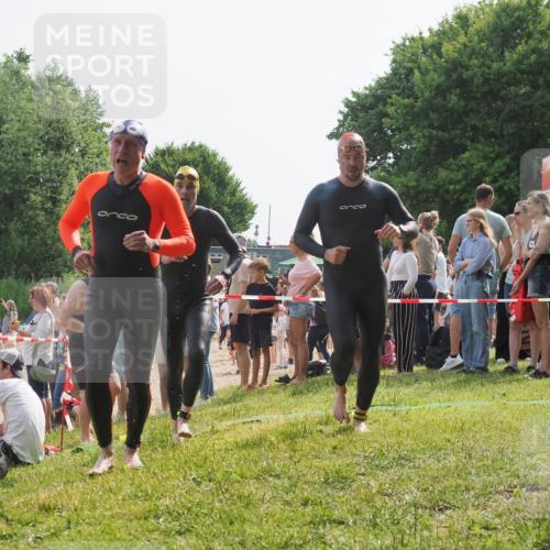 15.06.2025 - 27. Vierlanden-Triathlon KatJ http://msf.ph/oto/8006113 15.06.2025 10:05:18 Schwimmen 364, 382, 384, 393, 402, 422 meine-sportfotos.de