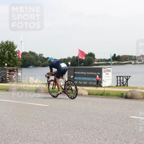 21.06.2025 - 27. Vierlanden-Triathlon H.Heesch http://msf.ph/oto/8006114 15.06.2025 11:56:06 Radfahren 832 meine-sportfotos.de
