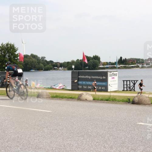 21.06.2025 - 27. Vierlanden-Triathlon H.Heesch http://msf.ph/oto/8006129 15.06.2025 11:56:10 Radfahren 783, 832, 843 meine-sportfotos.de