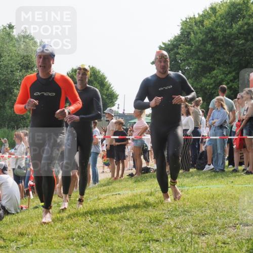 15.06.2025 - 27. Vierlanden-Triathlon KatJ http://msf.ph/oto/8006134 15.06.2025 10:05:18 Schwimmen 364, 382, 384, 393, 402, 422 meine-sportfotos.de