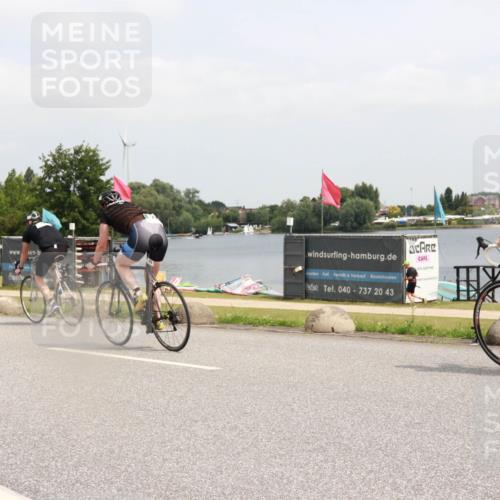 21.06.2025 - 27. Vierlanden-Triathlon H.Heesch http://msf.ph/oto/8006147 15.06.2025 12:05:10 Radfahren 671, 915, 978 meine-sportfotos.de