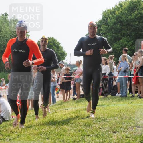 15.06.2025 - 27. Vierlanden-Triathlon KatJ http://msf.ph/oto/8006151 15.06.2025 10:05:18 Schwimmen 364, 382, 384, 393, 402, 422 meine-sportfotos.de