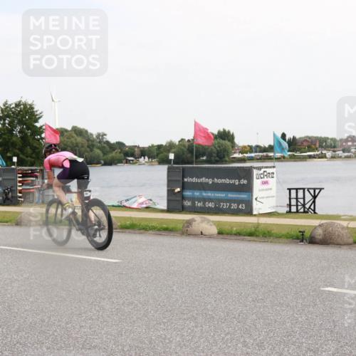 21.06.2025 - 27. Vierlanden-Triathlon H.Heesch http://msf.ph/oto/8006159 15.06.2025 11:56:39 Radfahren 888, 946 meine-sportfotos.de