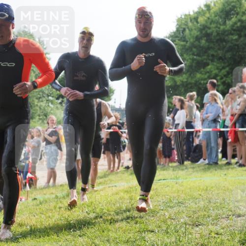 15.06.2025 - 27. Vierlanden-Triathlon KatJ http://msf.ph/oto/8006160 15.06.2025 10:05:19 Schwimmen 364, 382, 384, 393, 402, 422 meine-sportfotos.de
