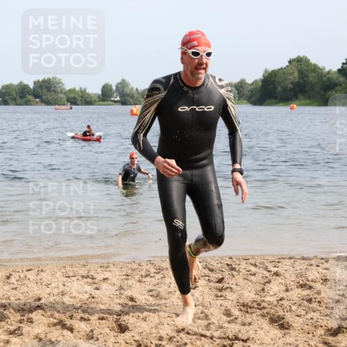 15.06.2025 - 27. Vierlanden-Triathlon Lena Gebhardt http://msf.ph/oto/8006164 15.06.2025 10:04:11 Schwimmen 411, 416, 453, 464 meine-sportfotos.de
