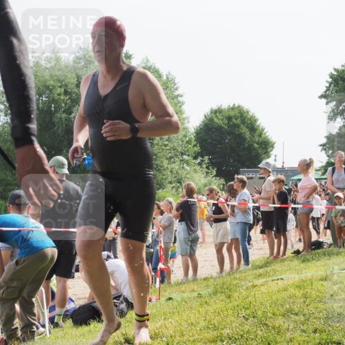 15.06.2025 - 27. Vierlanden-Triathlon KatJ http://msf.ph/oto/8006177 15.06.2025 10:05:21 Schwimmen 364, 382, 384, 393, 402, 422, 456 meine-sportfotos.de